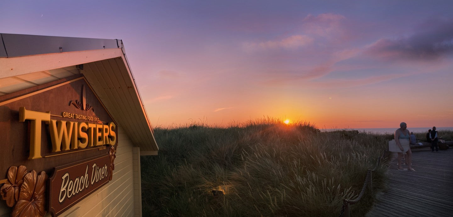 Twisters Beach Diner im Sonnenuntergang auf Sylt
