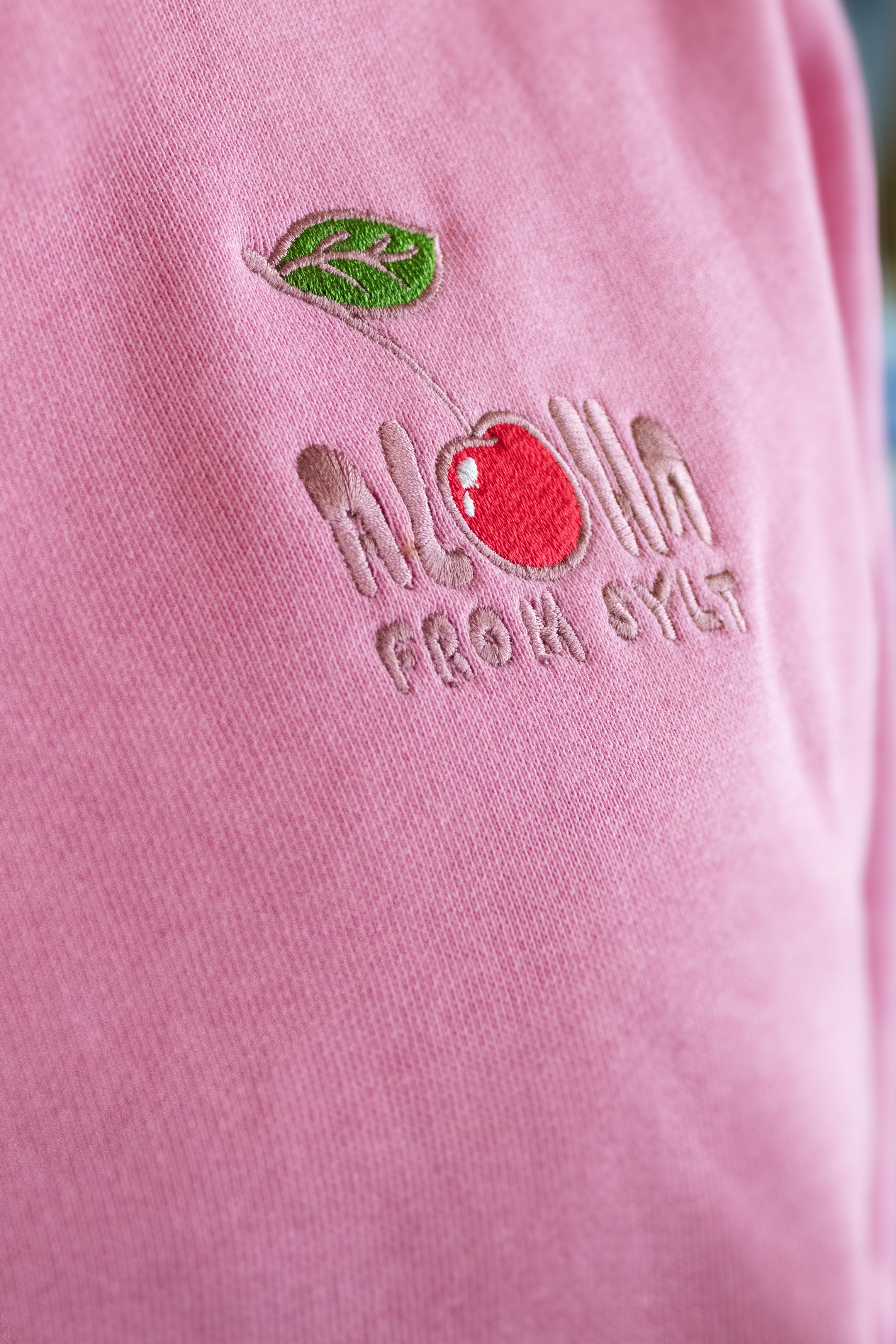 in Deutschland bestickter Pullover in pink