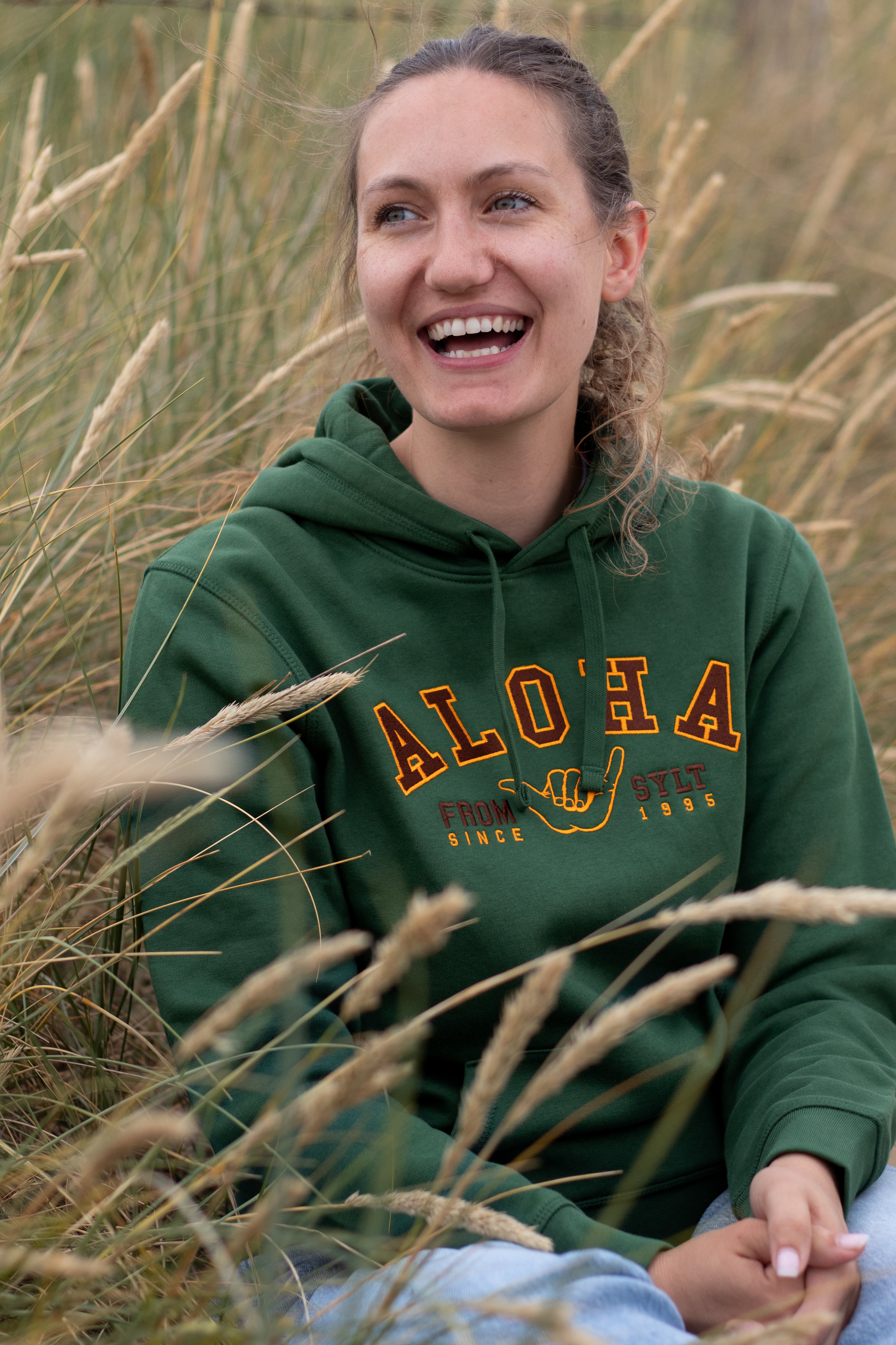 Dunkelgrüner Hoodie mit Retro-Bestickung Aloha from Sylt aus nachhaltiger Baumwolle