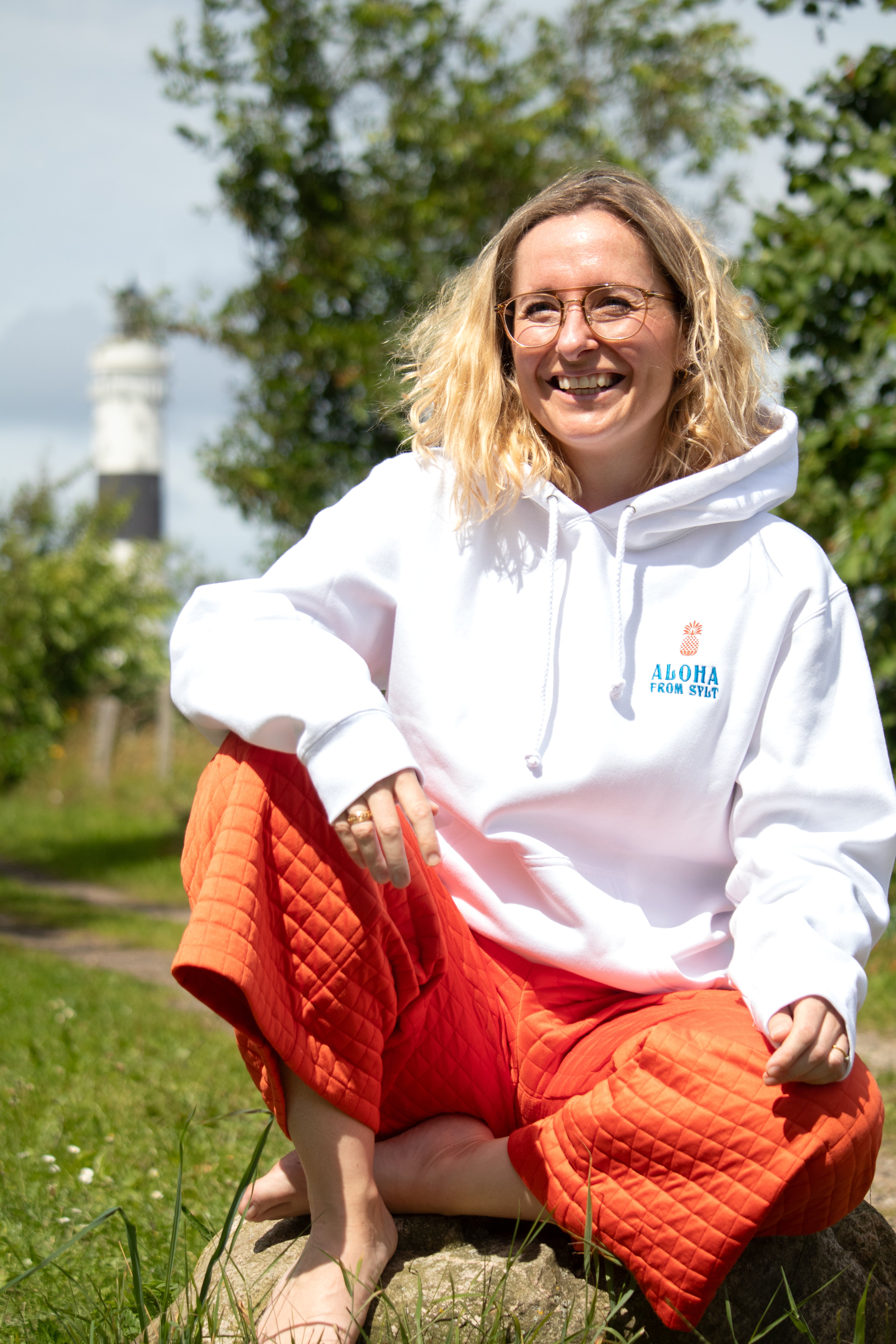 Flauschiger Kapuzenpullover in weiß im Surferstyle - Nachhaltige Mode