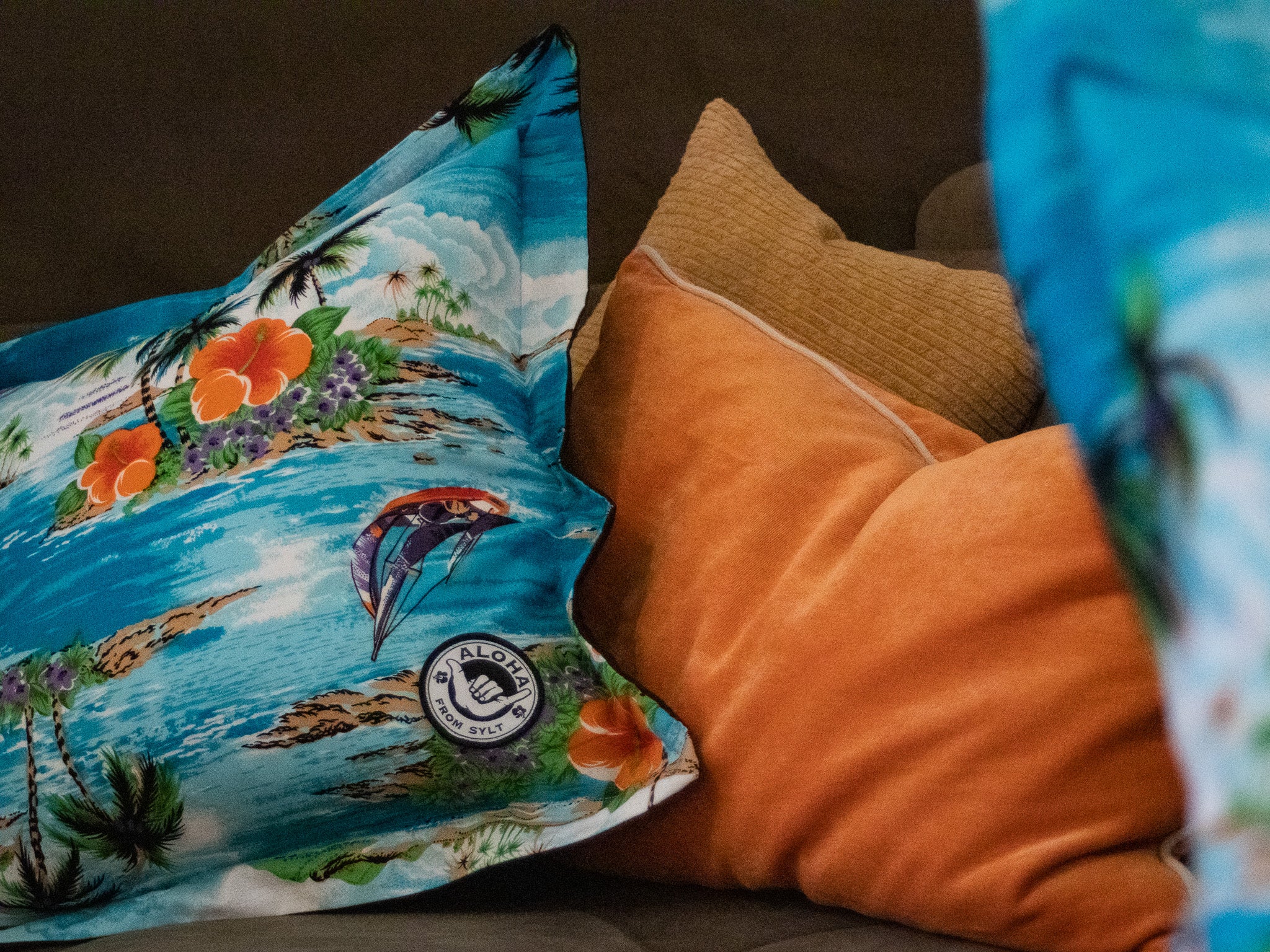 handgenähter Kissenbezug Aloha Hawaiihemd blau mit Shaka-Hand-Aufnäher