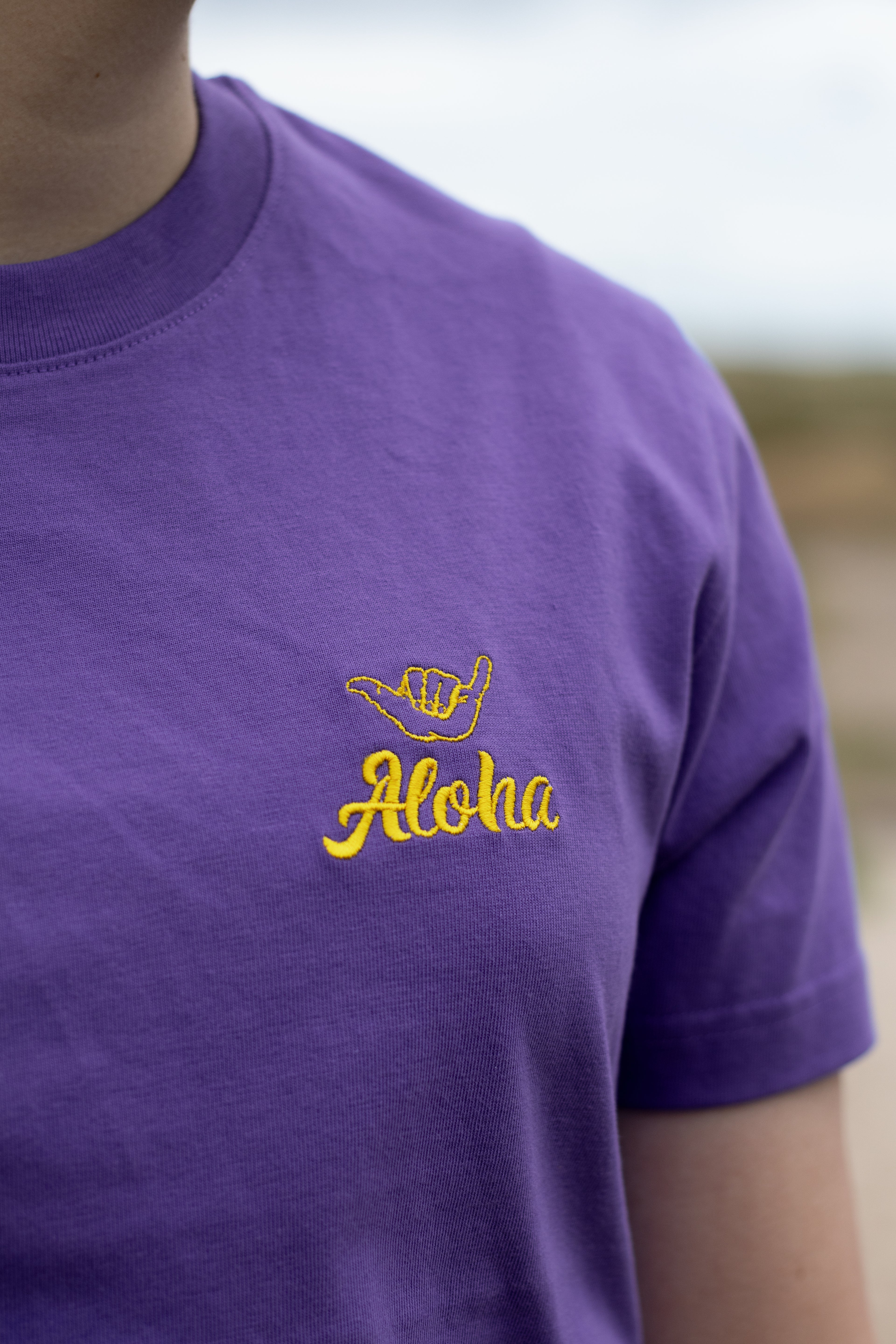 Lila T-Shirt mit Hang-Loose Bestickung