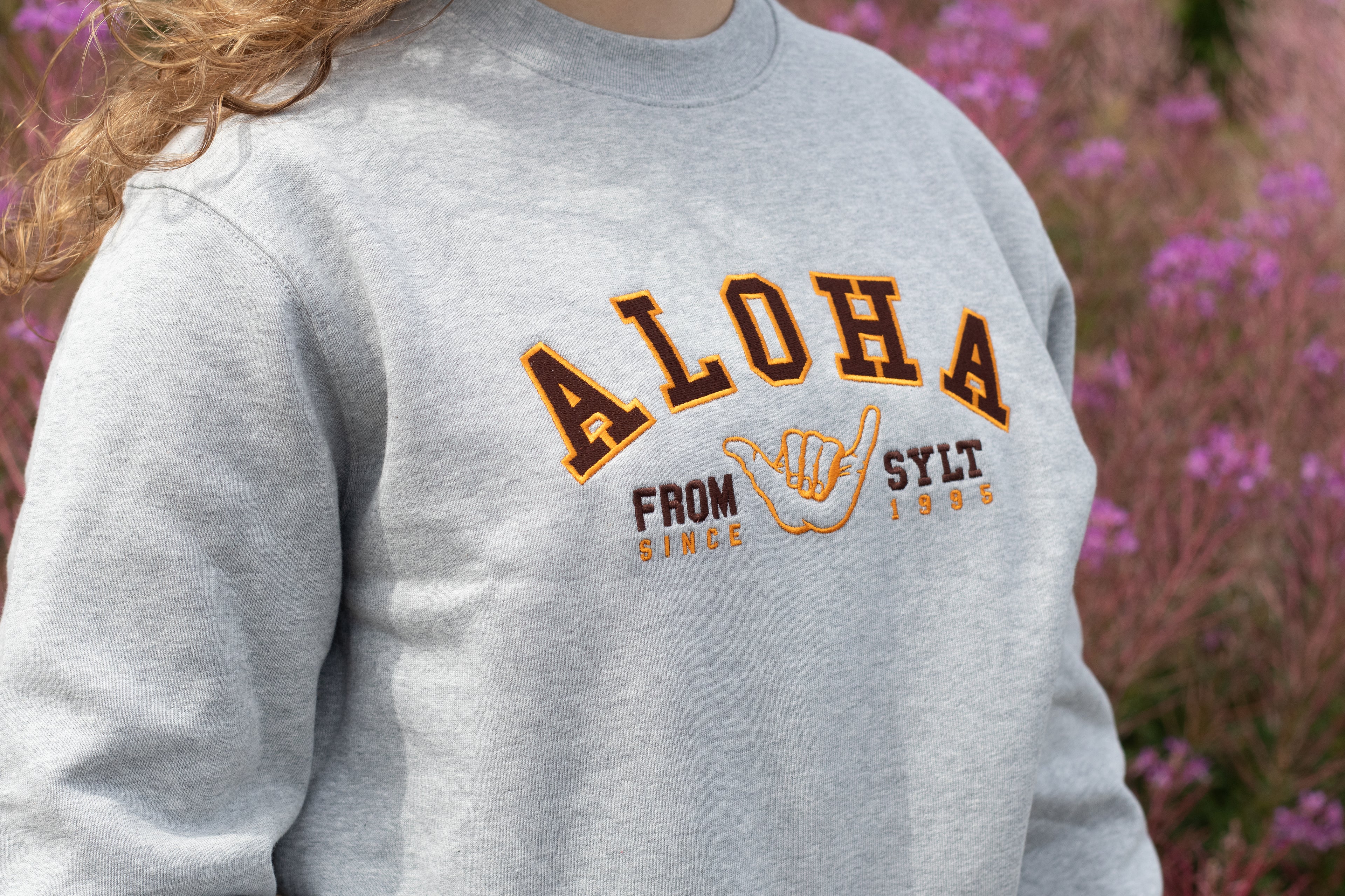 Graues Sweatshirt aus Bio-Baumwolle mit hochwertiger Bestickung im Surfstyle