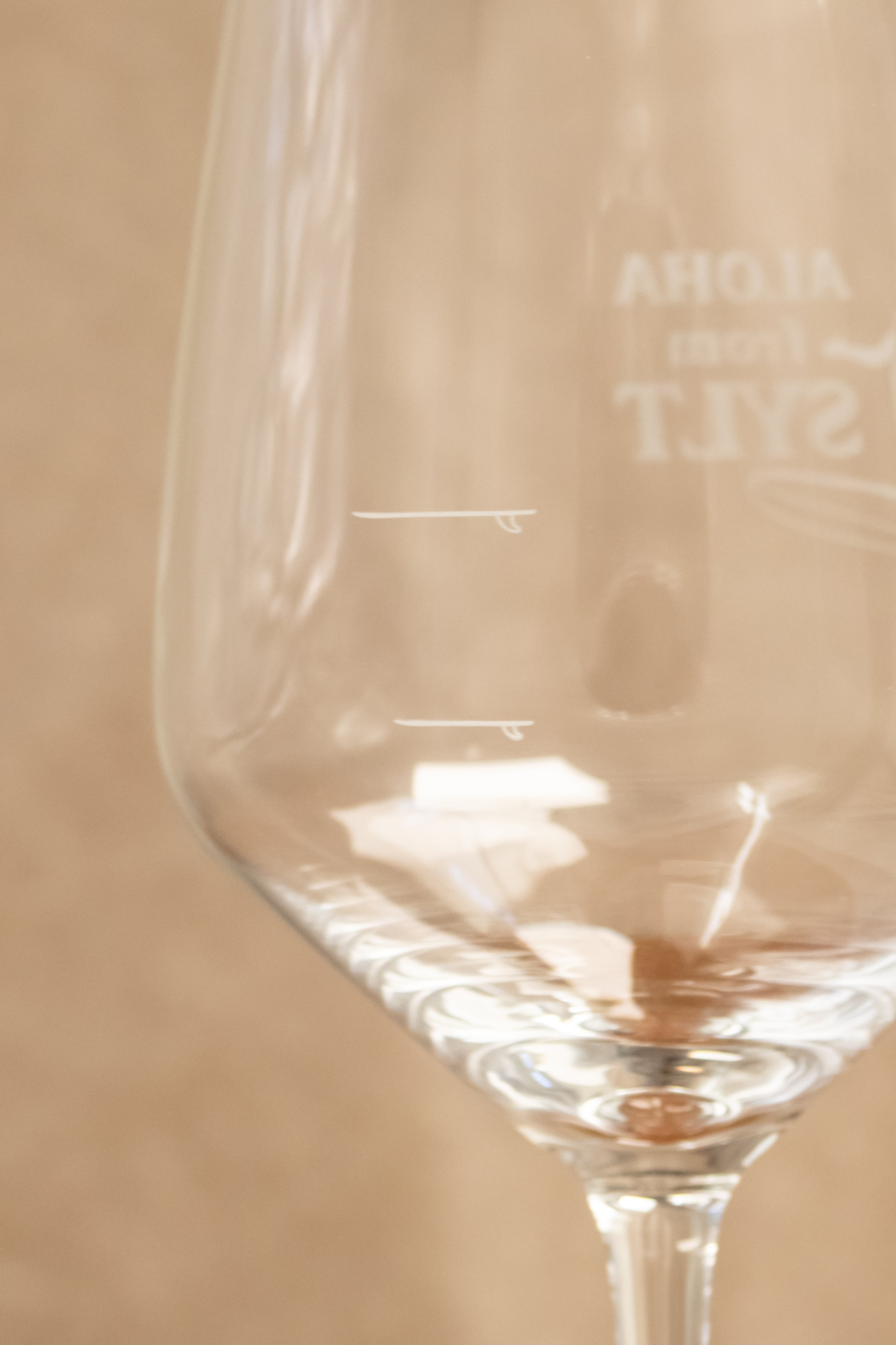 Weinglas mit Surfboards als Messlinien