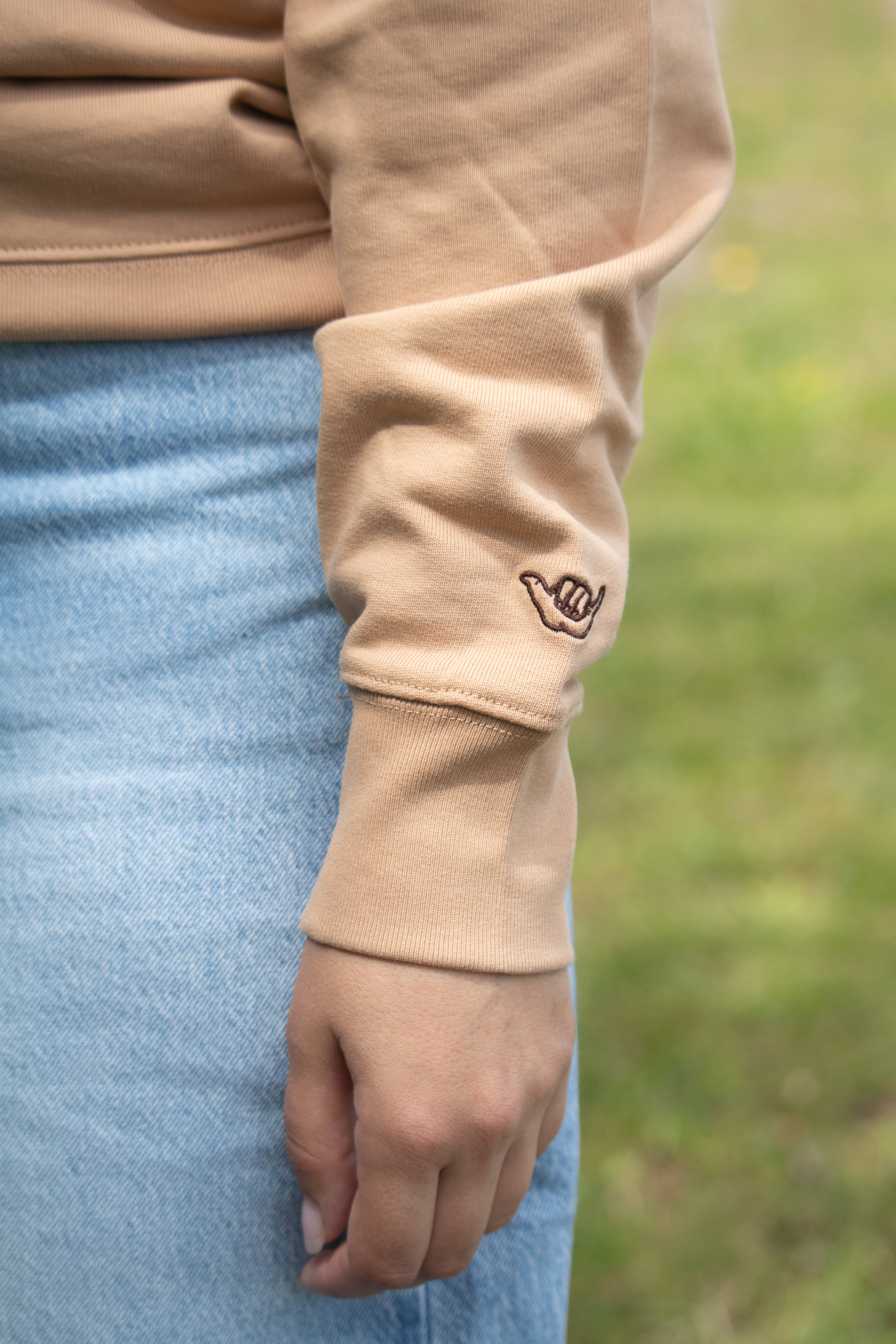 Hochwertiger Pullover mit Hang Loose Bestickung an Ärmel 