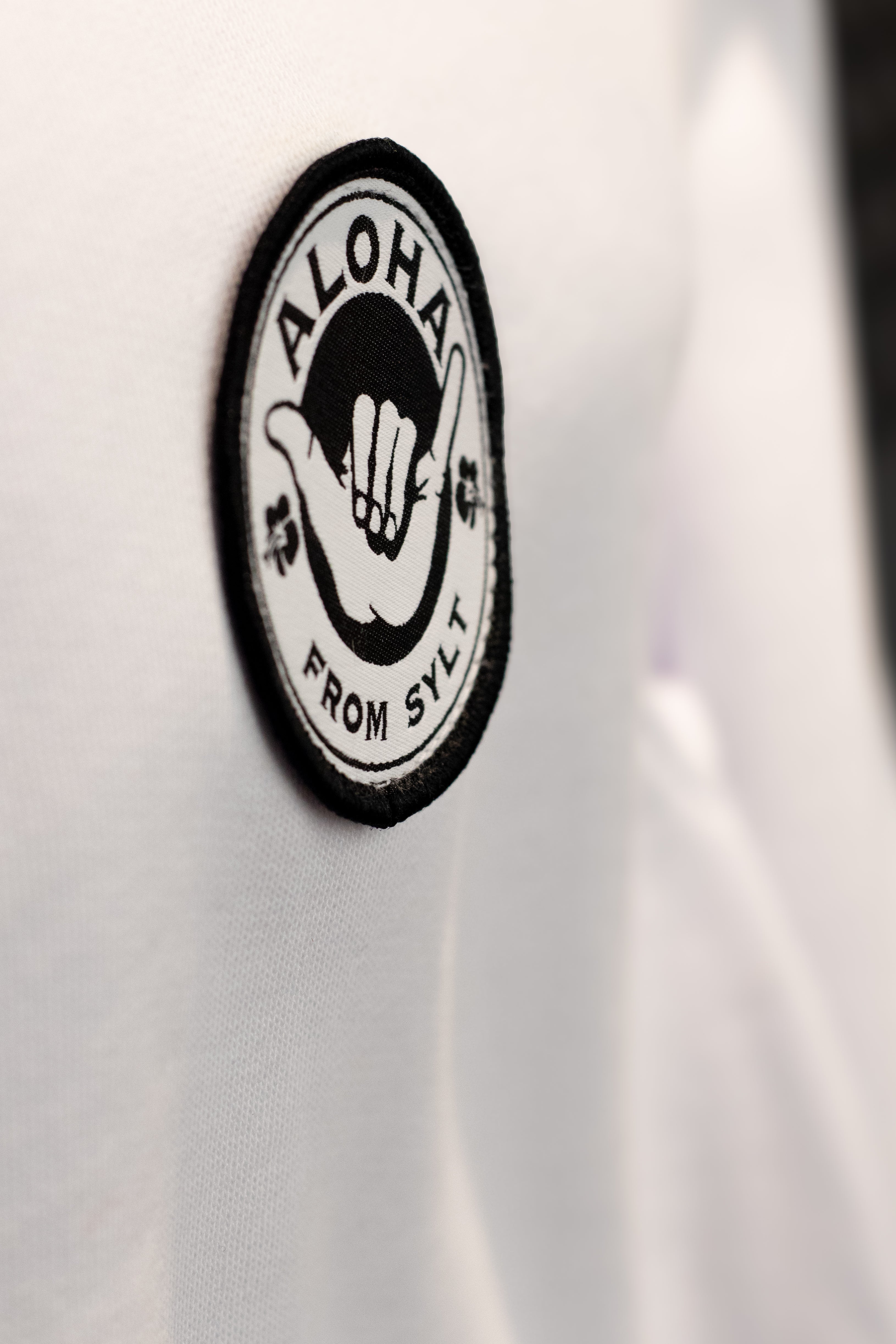 Weißer Kapuzenpullover mit Aufnäher in schwarz-weiß