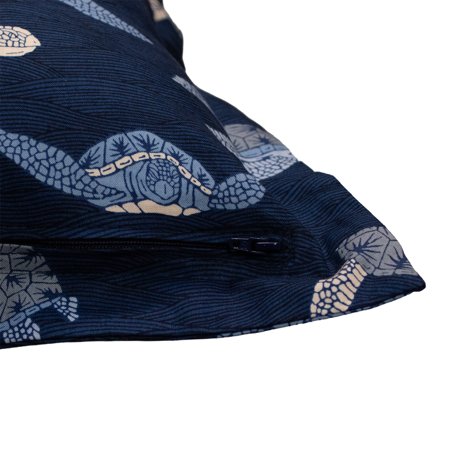 Reißverschluss im fair-produzierten Kissenbezug mit Wellen und Schildkröten